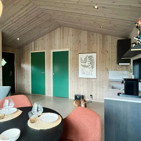 Moderne Hoyt Over Storelva Ved Lägenhet Eikefjord