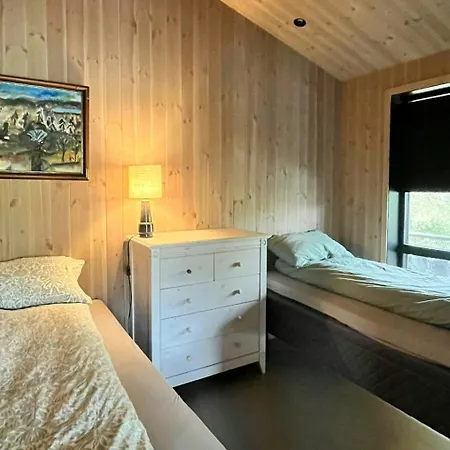 Moderne Hoyt Over Storelva Ved Lägenhet Eikefjord