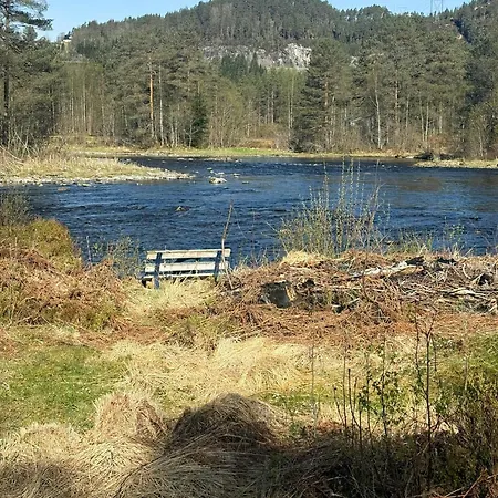 Moderne Hoyt Over Storelva Ved Lägenhet *